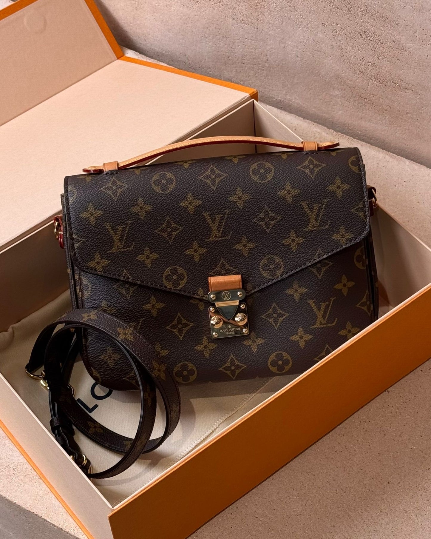 Louis Vuitton Pochette Métis - Monogram | Gold Hardware