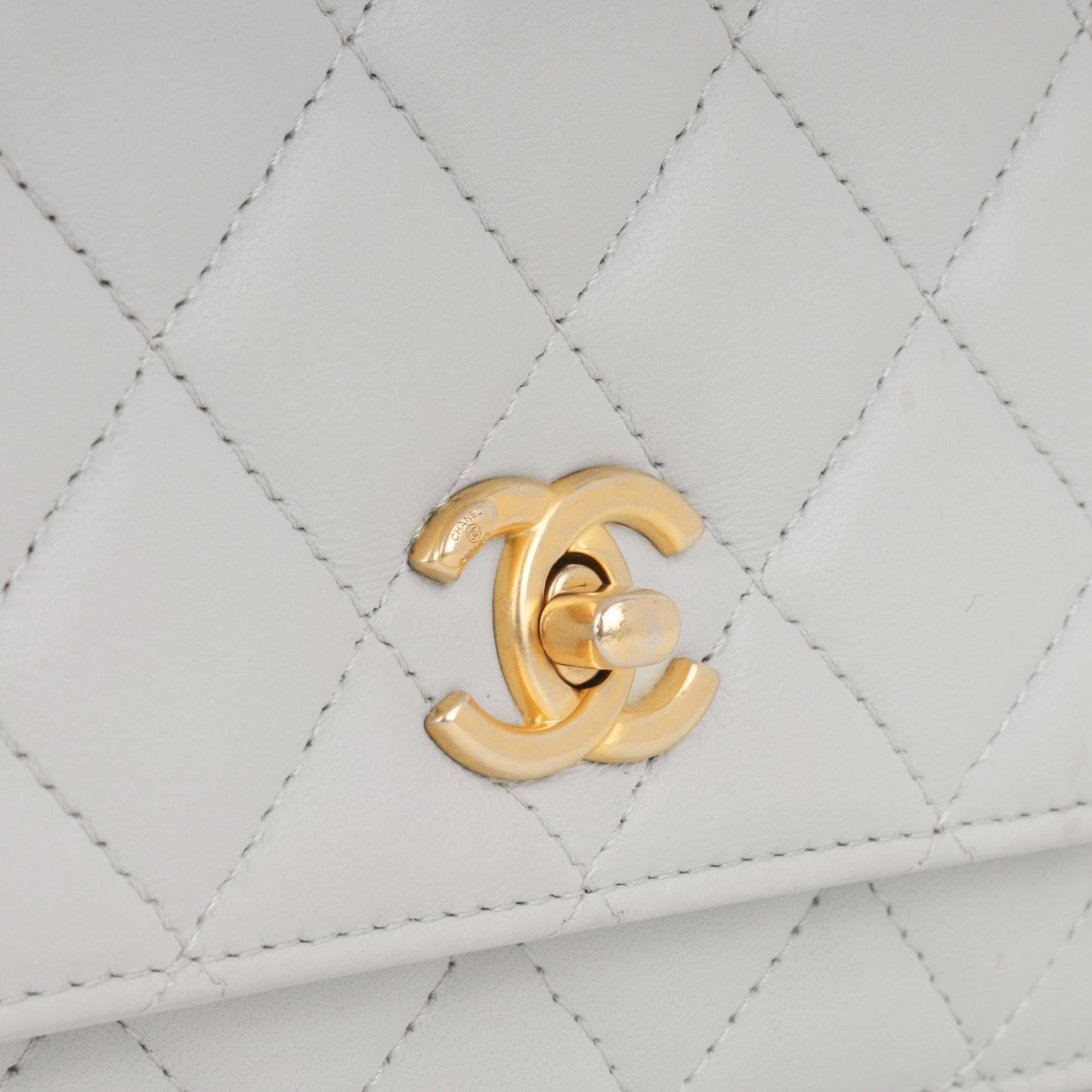 Pearl Crush Wallet On Chain - Grey Lambskin | Gold Hardware