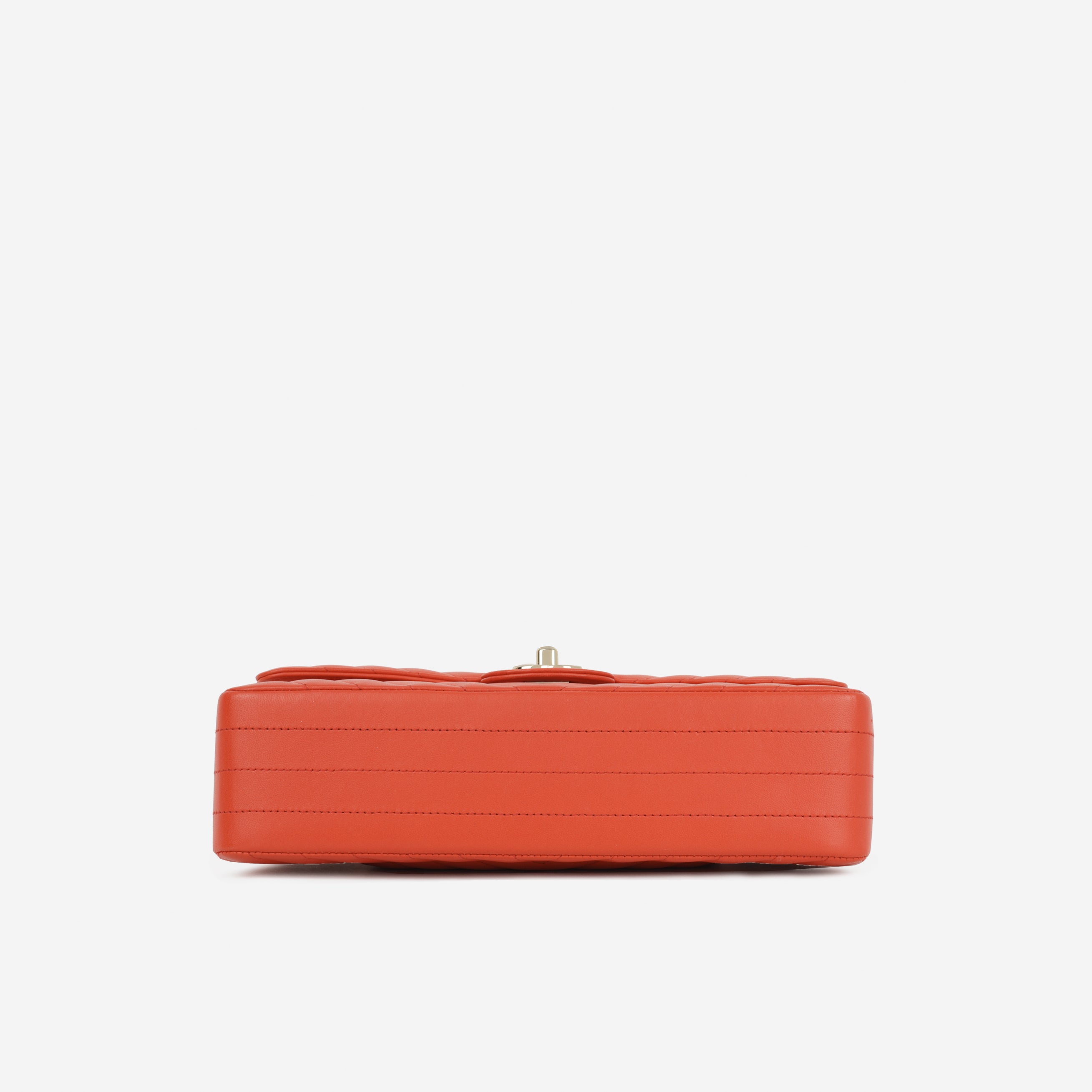CHANEL オレンジ レザー ポーチ Chanel Medium Classic Flap - Coral Chevron Lambskin | Gold