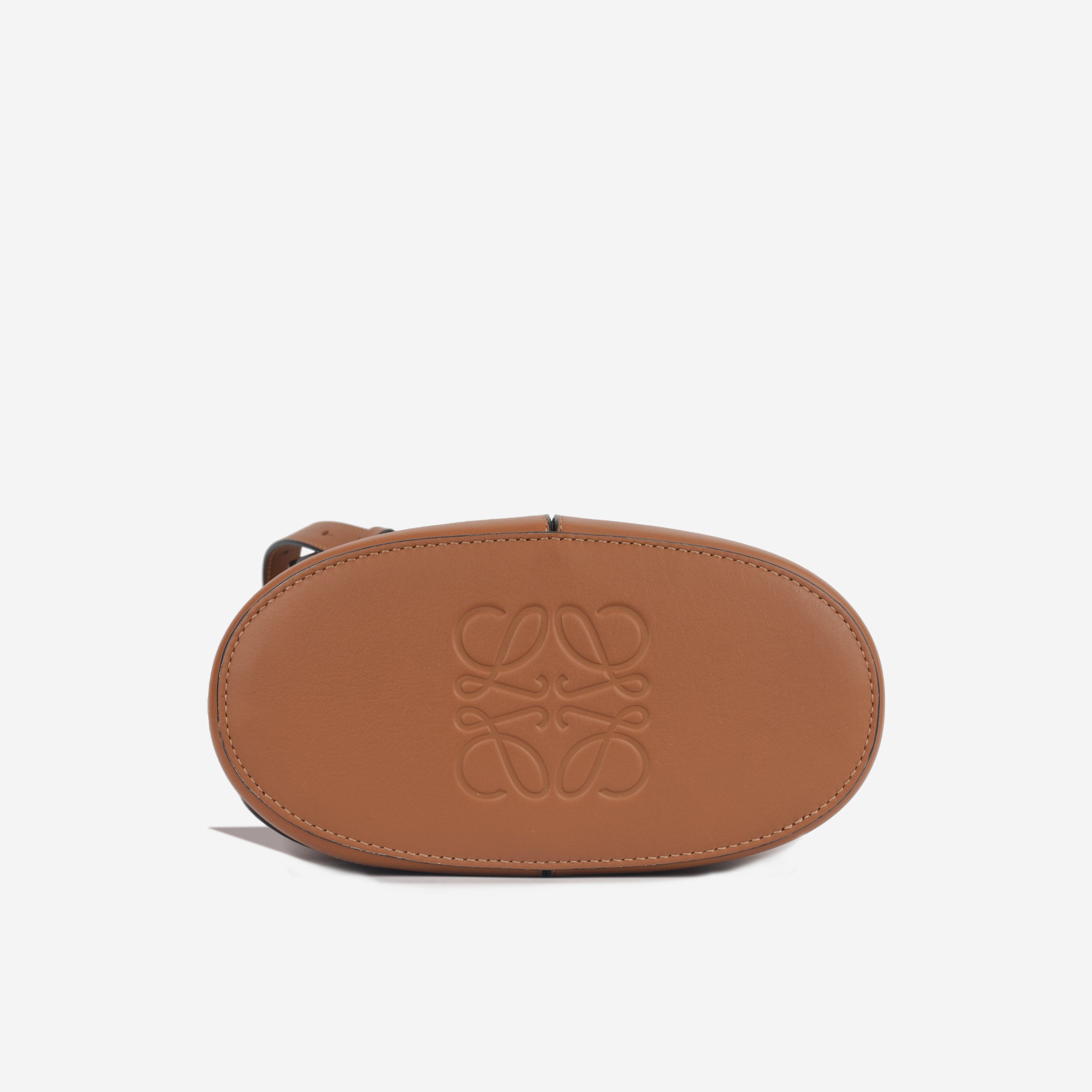 LOEWE - Small Hobo Anagram Bucket - Tan Calfskin - GHW – Bagista LOEWE - Small Hobo Anagram Bucket - Tan Calfskin - GHW – Bagista