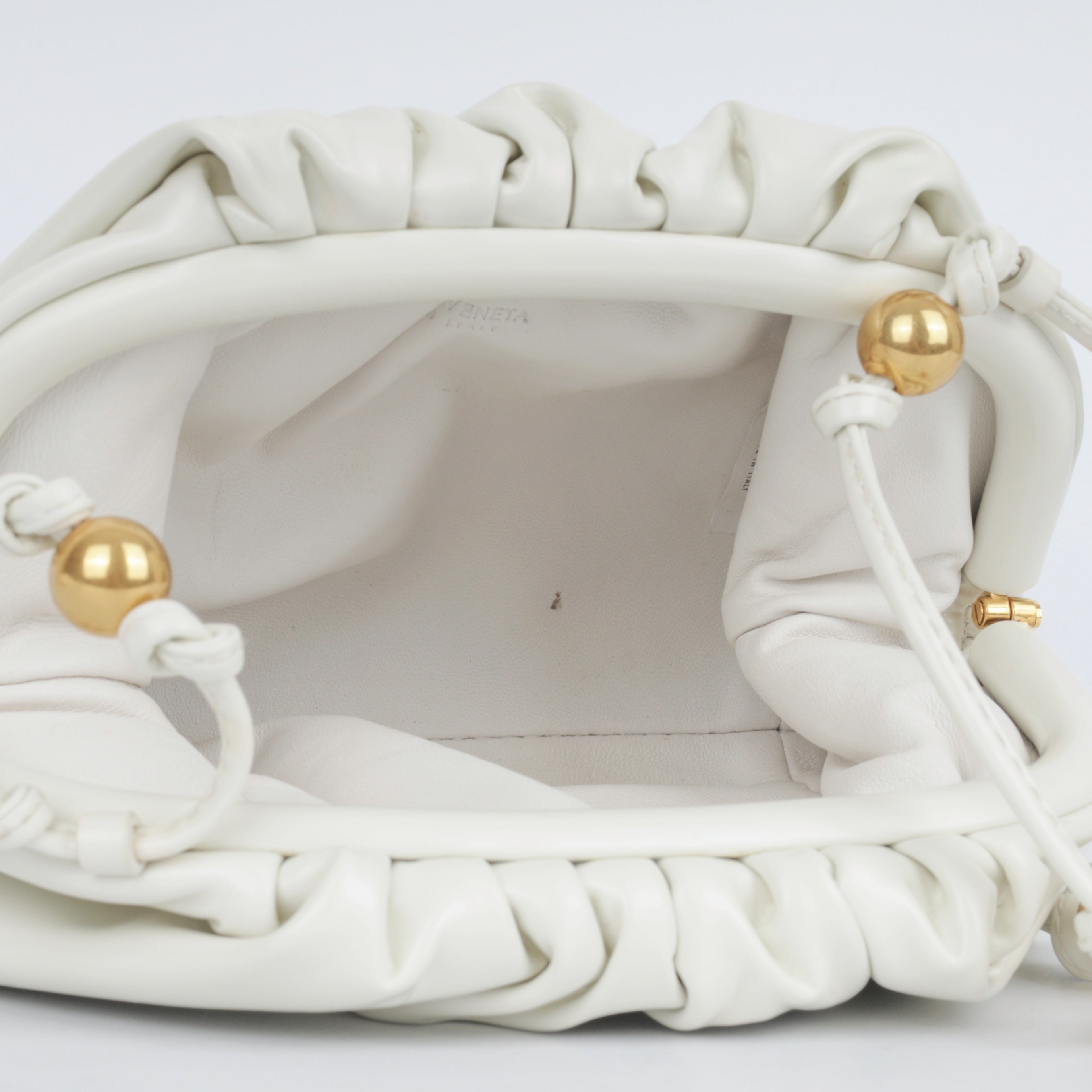 BOTTEGA VENETAミニ ホワイトラムスキン Pouch20*13cm Bottega Veneta White Intrecciato Leather Mini The Pouch Bag – I