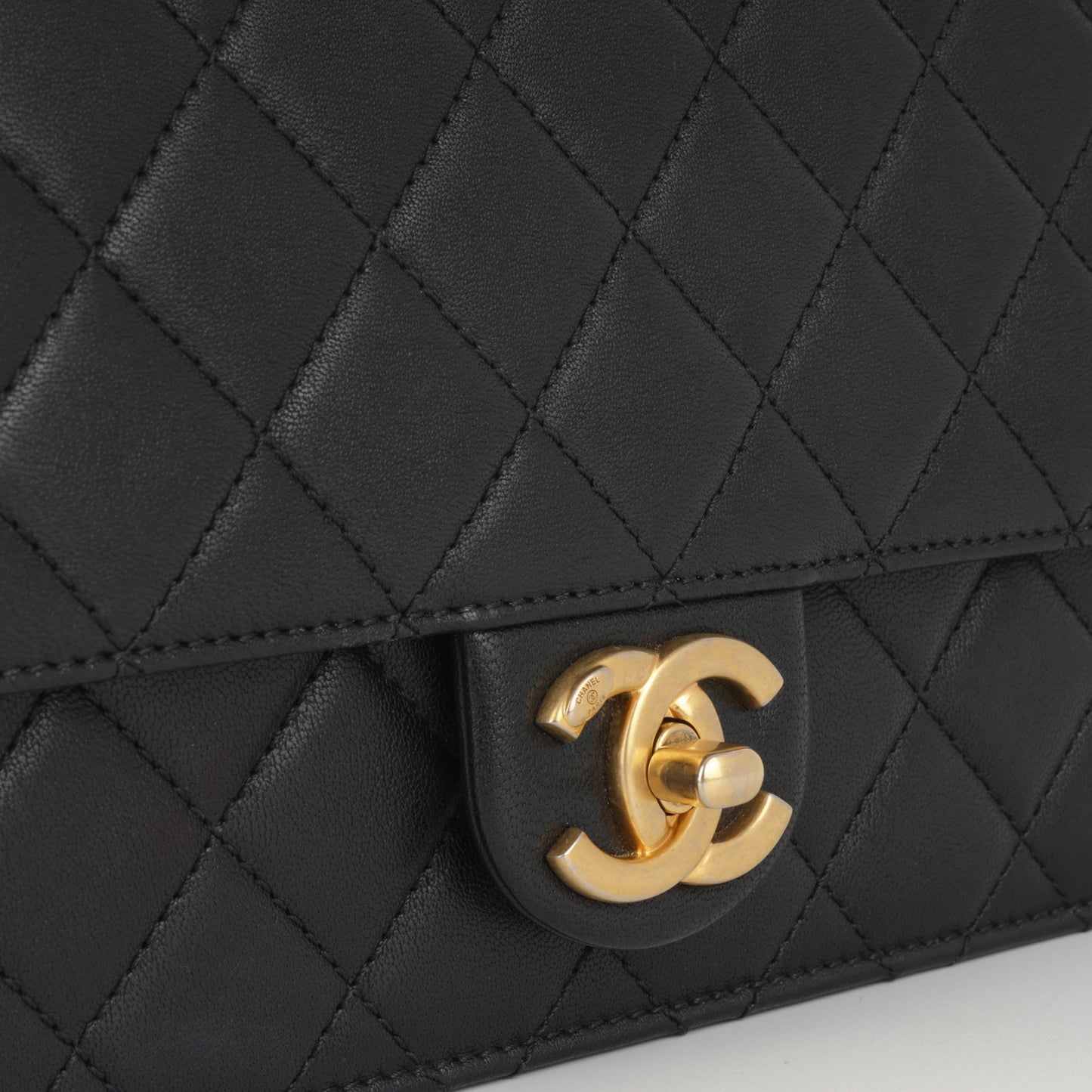 Medium Chic Pearl Flap