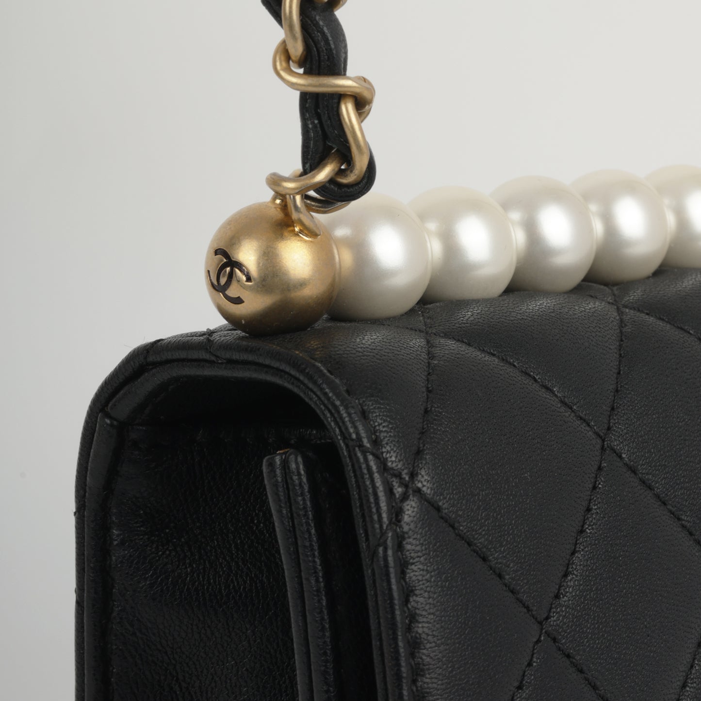 Medium Chic Pearl Flap