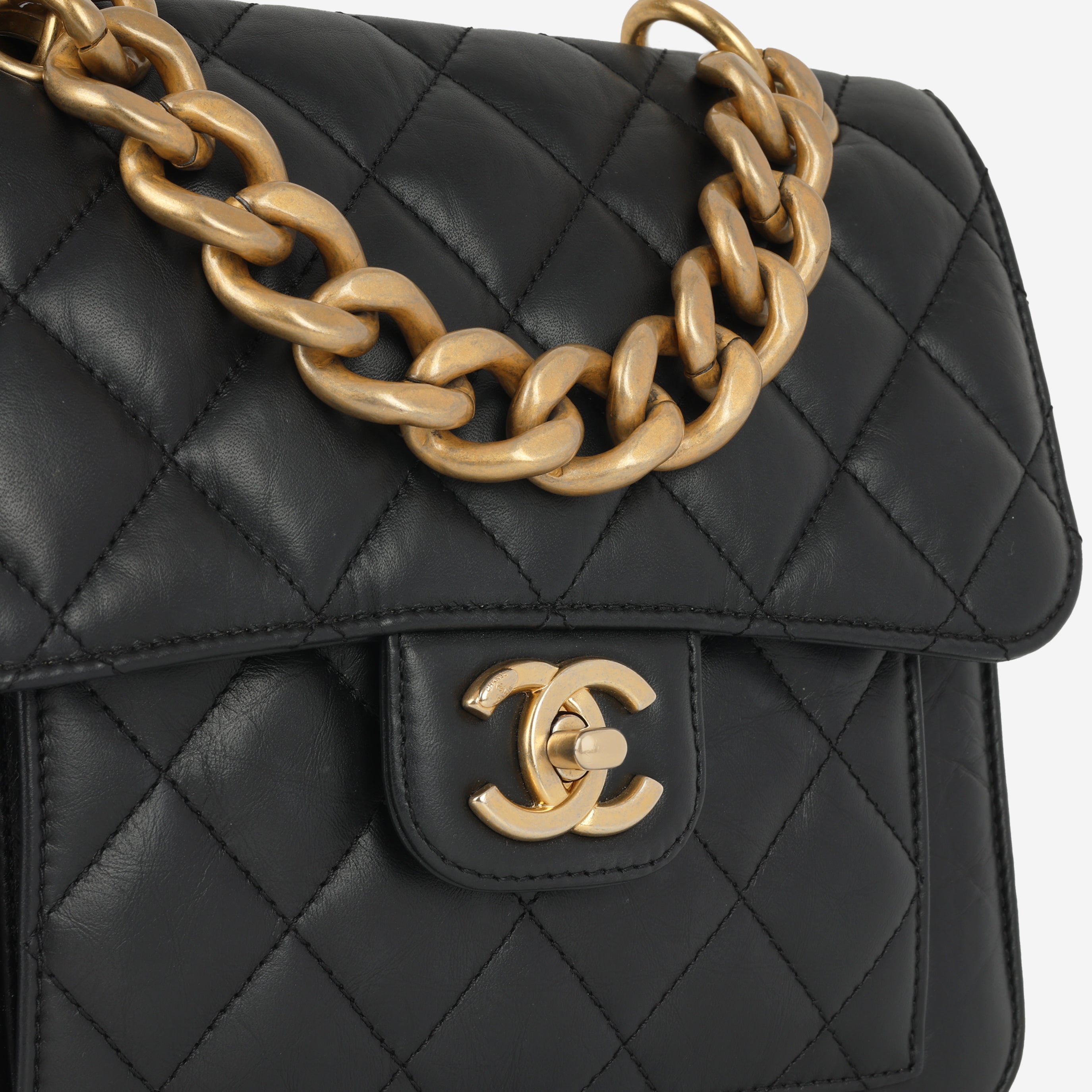 CHANEL 23 グロス Buy Chanel 23S Messenger Flap | Rare Black Lambskin & Gold – Bagista