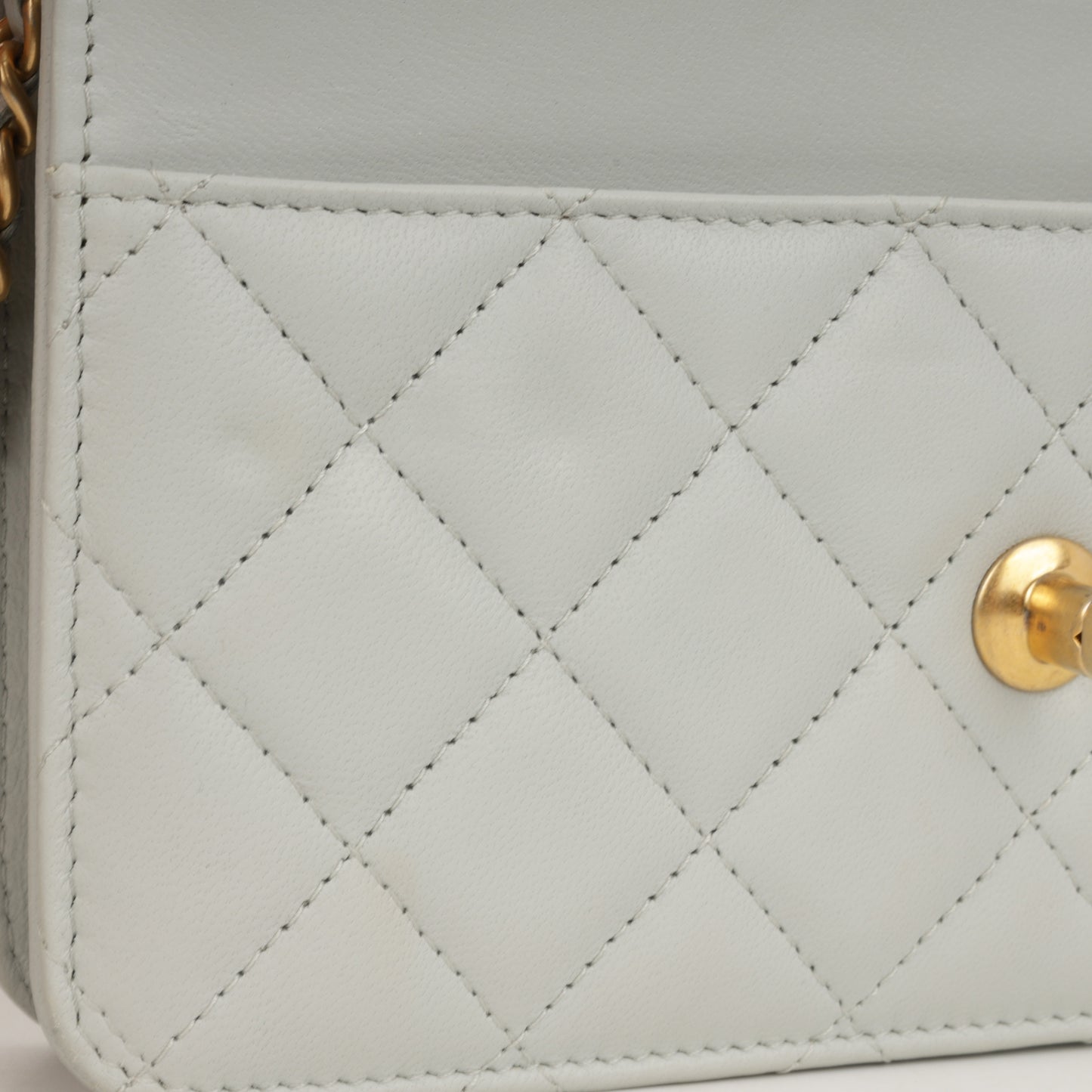 Pearl Crush Wallet On Chain - Grey Lambskin | Gold Hardware