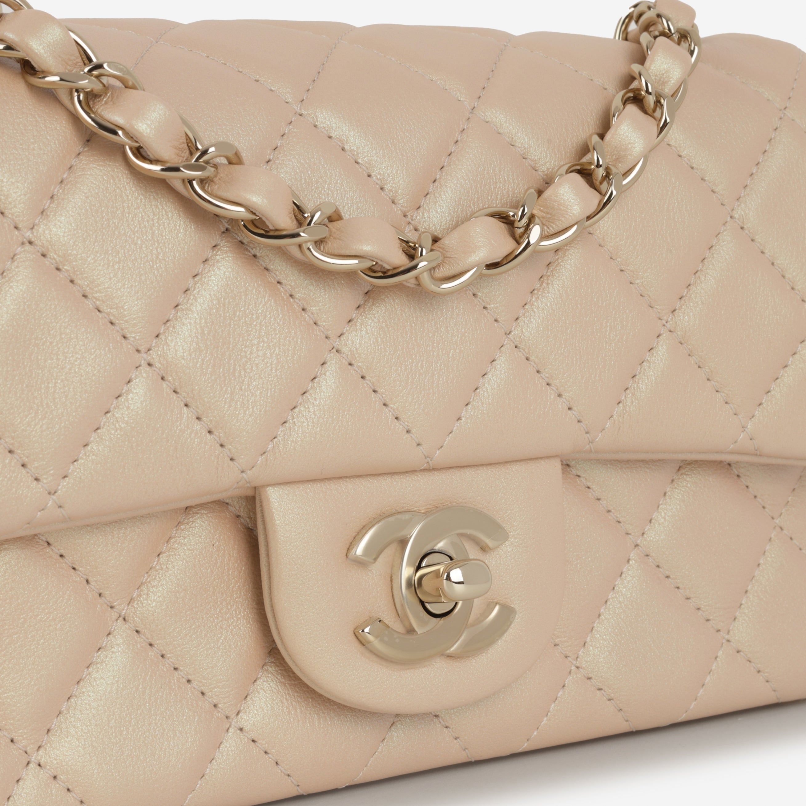 CHANEL ベージュ ボディバッグ CHANEL CHANEL(シャネル) 22 ショルダーバッグ スウェード/スエード