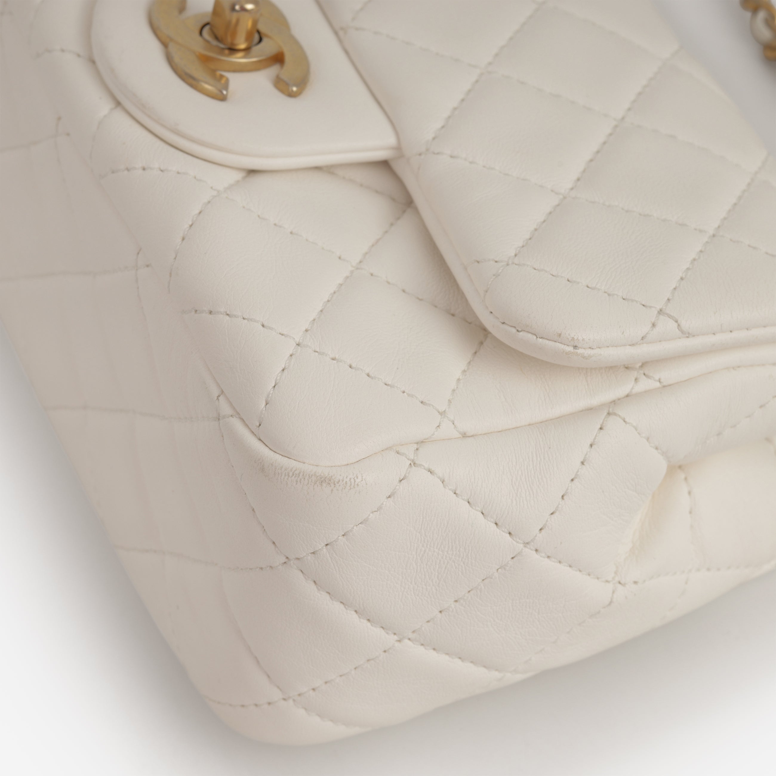 CHANEL ホワイト ミニバッグ Chanel Mini Flap Square Pearl Crush - White Lambskin | Gold
